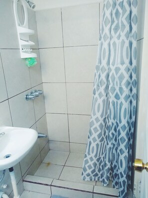 Een douche, een haardroger, handdoeken, shampoo