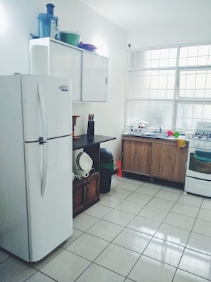 Een koelkast, een koffiezetapparaat/waterkoker, een blender