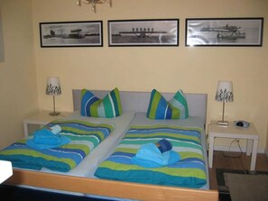 1 Schlafzimmer, Reisekinderbett, Bettwäsche
