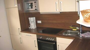 Kühlschrank, Mikrowelle, Ofen, Geschirrspüler