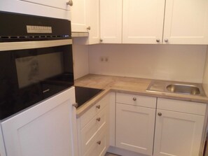 Fridge, oven, dishwasher, coffee/tea maker