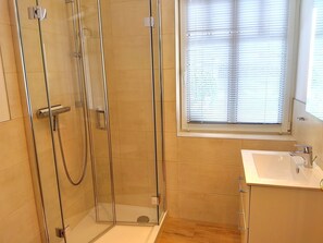 Een douche, een haardroger, handdoeken