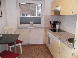 Kühlschrank, Ofen, Geschirrspüler, Wasserkocher mit Kaffee-/Teezubehör