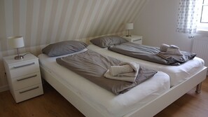 2 bedrooms, travel cot, WiFi, bed sheets - House 121a, Germany (Süderende)