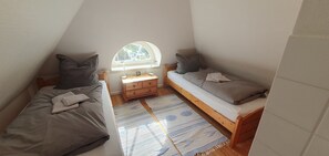 3 bedrooms, travel crib, WiFi, bed sheets - Schmalstieg 5 on the right (Alkersum)