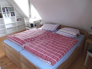 3 bedrooms, travel crib, WiFi, bed sheets