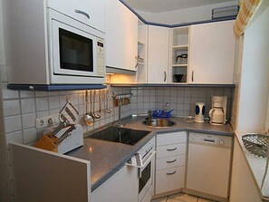 Een koelkast, een microgolfoven, een oven, een vaatwasser