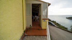 A yellow building with a balcony overlooking the sea. - Le Isole with large terrace overlooking the sea (Campo nell'Elba)