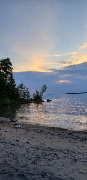 Nær stranden, solsenger og strandhåndklær