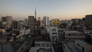 Une zone urbaine densément peuplée, avec de nombreux immeubles à étages, dont une tour imposante.