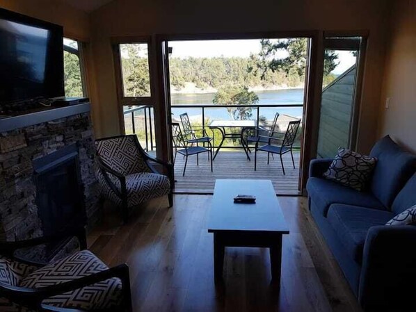 TV - Two Bedroom Oceanfront Villa - Accessible - Mayne Island Resort (Mayne Island)