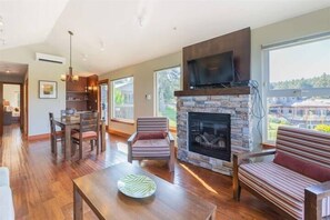 TV - Two Bedroom Oceanfront Villa - Accessible - Mayne Island Resort (Mayne Island)