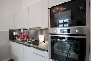 Kühlschrank, Mikrowelle, Ofen, Geschirrspüler