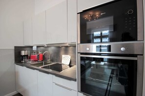 Jääkaappi, mikroaaltouuni, uuni, astianpesukone