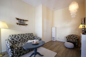 Unclassified image, 5 of 11, button