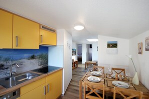 Kühlschrank, Geschirrspüler, Wasserkocher mit Kaffee-/Teezubehör