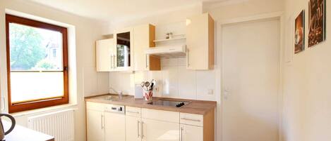 Køleskab, mikrobølgeovn, opvaskemaskine, kaffe-/temaskine