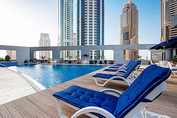 Outdoor pool - R&H Skyview Tower (Dubai)