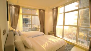 Deluxe-huoneisto (Three-Bedroom Apartment) | Ilmainen Wi-Fi, yksilöllisesti sisustettu, yksilöllisesti kalustettu