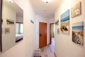 2 bedrooms, travel crib, WiFi