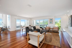 Smart TV, DVD player, pebolim, livros