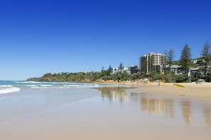 Perto da praia, espreguiçadeiras, toalhas de praia 