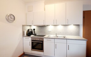 Refrigerador, horno, lavavajillas y cafetera y tetera 