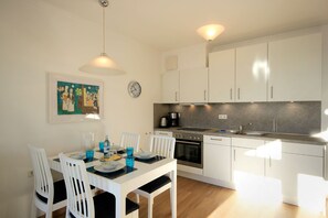 Køleskab, ovn, opvaskemaskine, kaffe-/temaskine