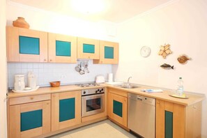 Jääkaappi, uuni, astianpesukone, kahvin-/teenkeitin