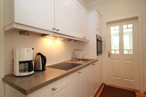 Geladeira, fogão, lava-louças, cafeteira/chaleira