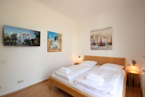 1 bedroom, travel crib, WiFi