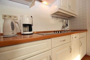 Køleskab, mikrobølgeovn, opvaskemaskine, kaffe-/temaskine