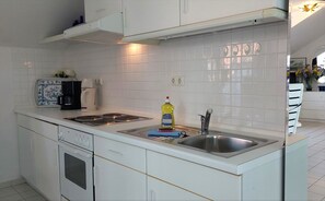 Køleskab, ovn, kaffe-/temaskine, elkedel