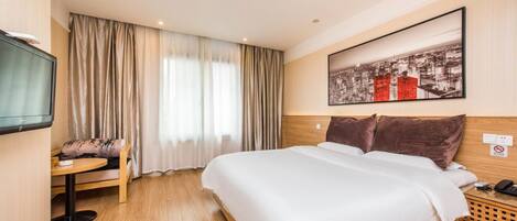 Quarto casal conforto | Escrivaninha, Wi-Fi de cortesia