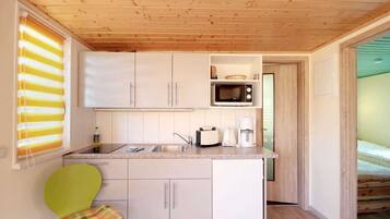 Kühlschrank, Mikrowelle, Wasserkocher mit Kaffee-/Teezubehör