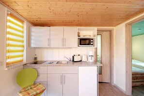 Kjøleskap, mikrobølgeovn, kaffetrakter/tekoker og vannkoker