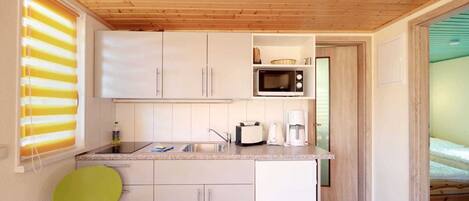 Réfrigérateur, micro-ondes, cafetiÚre/bouilloire, bouilloire électrique