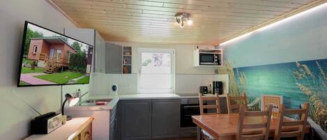 Jääkaappi, mikroaaltouuni, uuni, kahvin-/teenkeitin