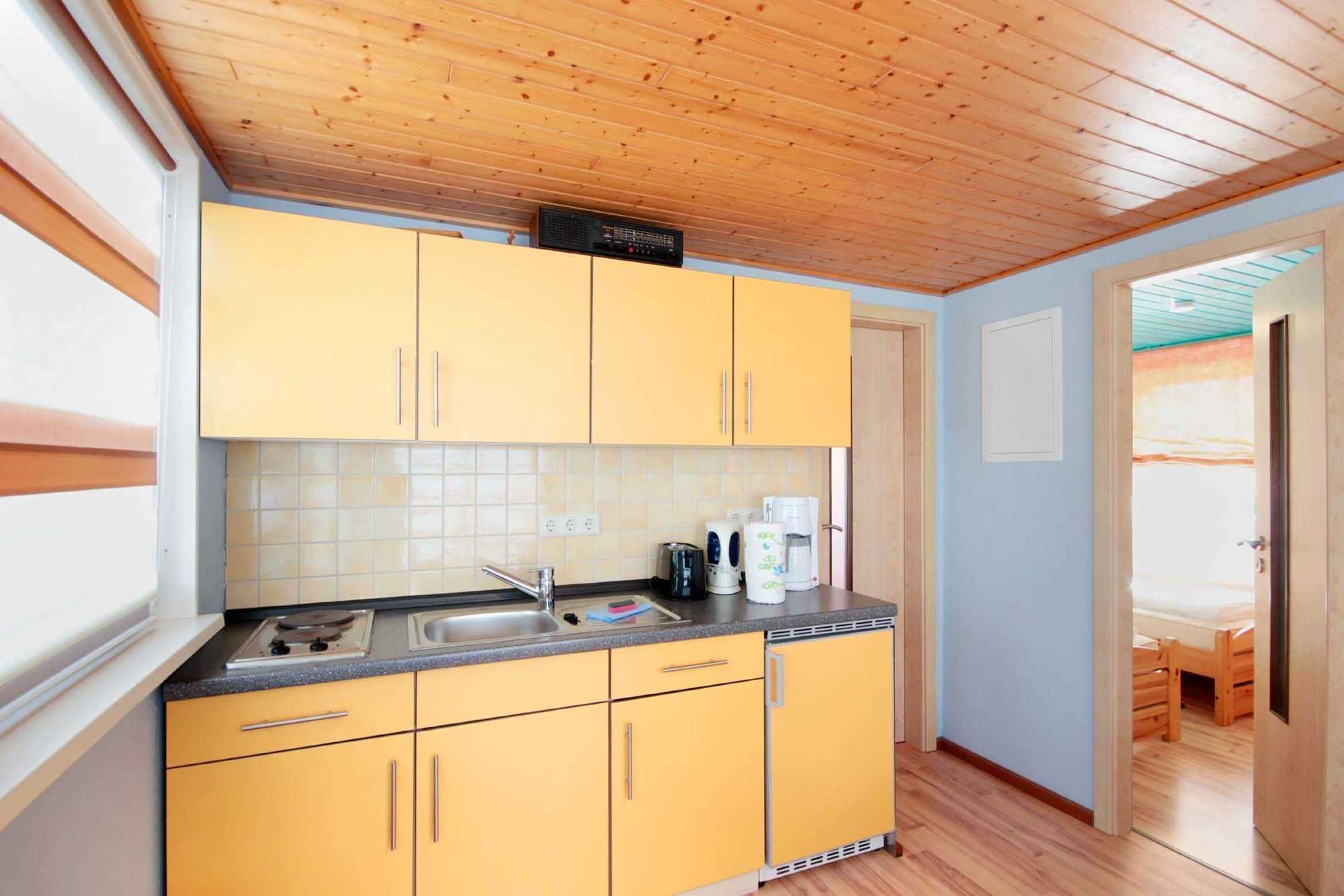 Kühlschrank, Wasserkocher mit Kaffee-/Teezubehör, Wasserkocher, Toaster