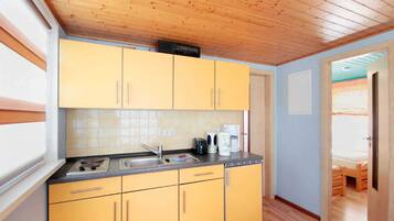 KĂŒhlschrank, Wasserkocher mit Kaffee-/Teezubehör, Wasserkocher, Toaster