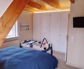 2 bedrooms, travel cot, WiFi, bed sheets