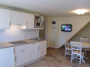 Réfrigérateur, four à micro-ondes, lave-vaisselle, cafetière-théière