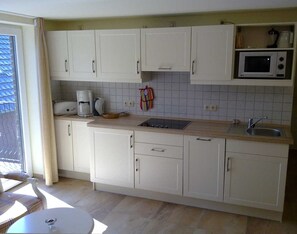 Réfrigérateur, four à micro-ondes, lave-vaisselle, cafetière-théière