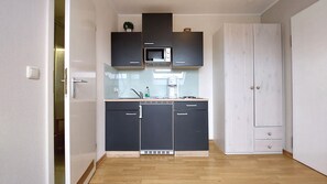 Kjøleskap, mikrobølgeovn, kaffetrakter/tekoker og vannkoker