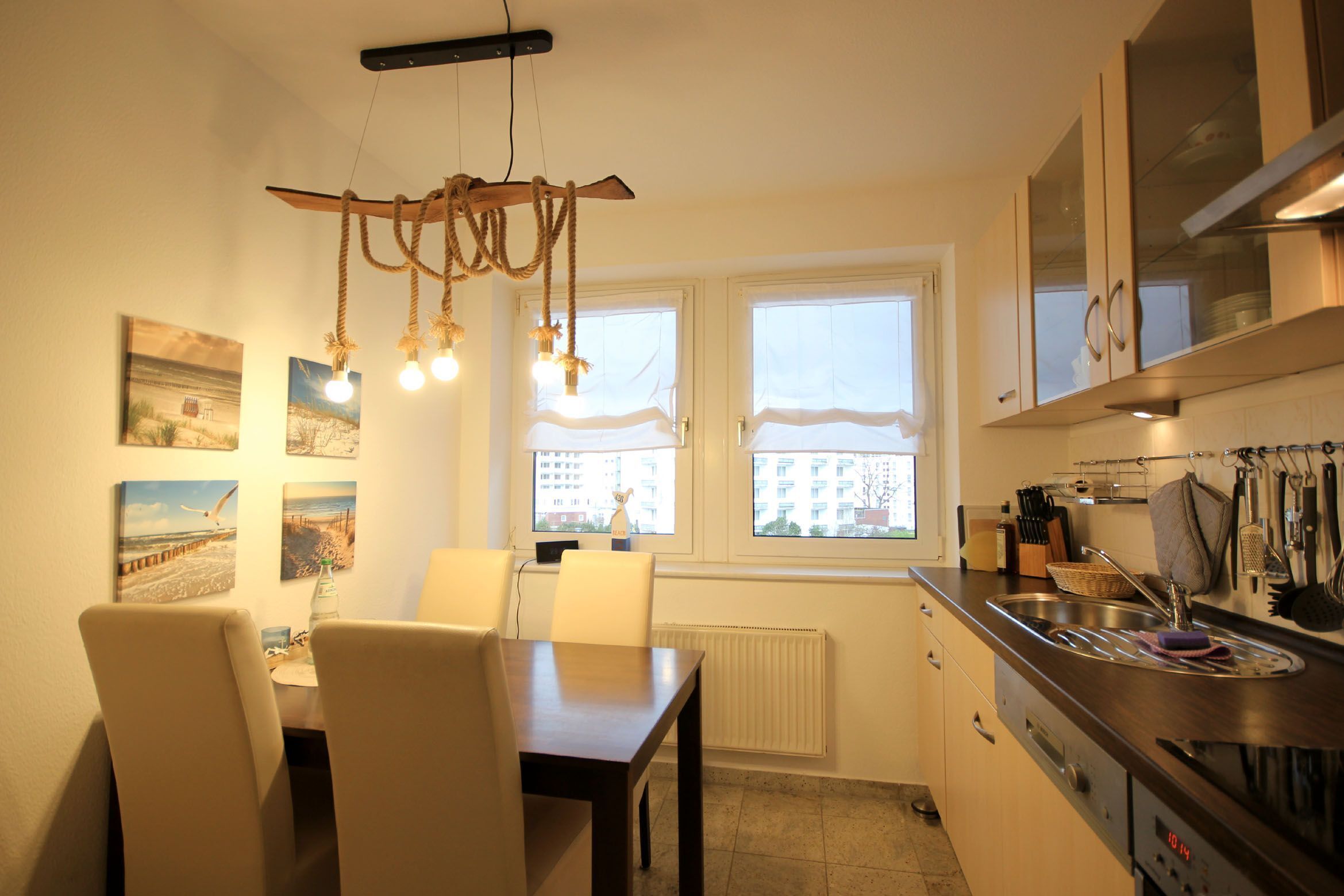 Kühlschrank, Ofen, Geschirrspüler, Wasserkocher mit Kaffee-/Teezubehör