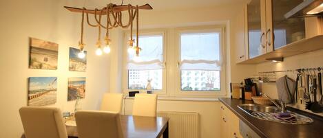 ثلاجة، فرن، غسالة أطباق، ماكينة لصنع القهوة/الشاي