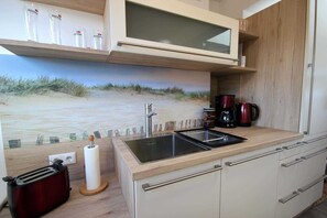 Fridge, oven, dishwasher, coffee/tea maker