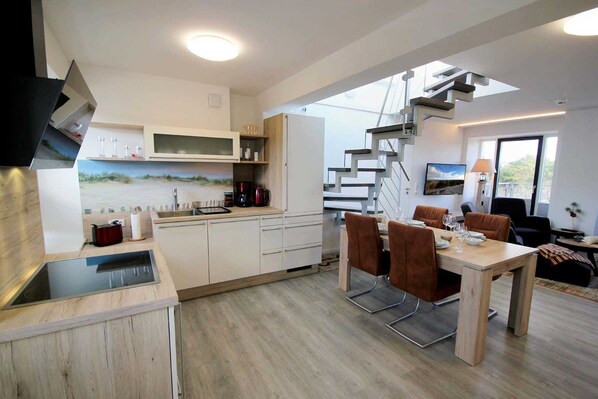 Fridge, oven, dishwasher, coffee/tea maker