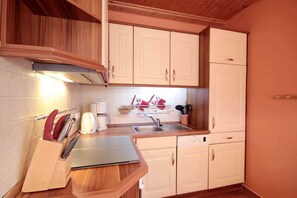 Kühlschrank, Ofen, Geschirrspüler, Wasserkocher mit Kaffee-/Teezubehör