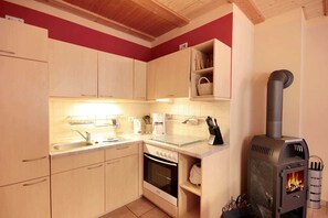 Kühlschrank, Ofen, Wasserkocher mit Kaffee-/Teezubehör, Wasserkocher